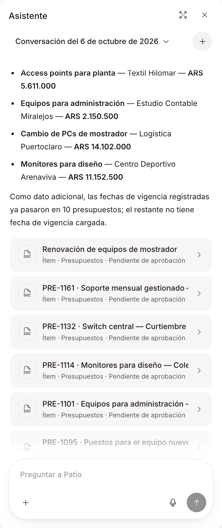 El asistente al costado de la pantalla, con el final de una respuesta y debajo las tarjetas de los presupuestos que cita.