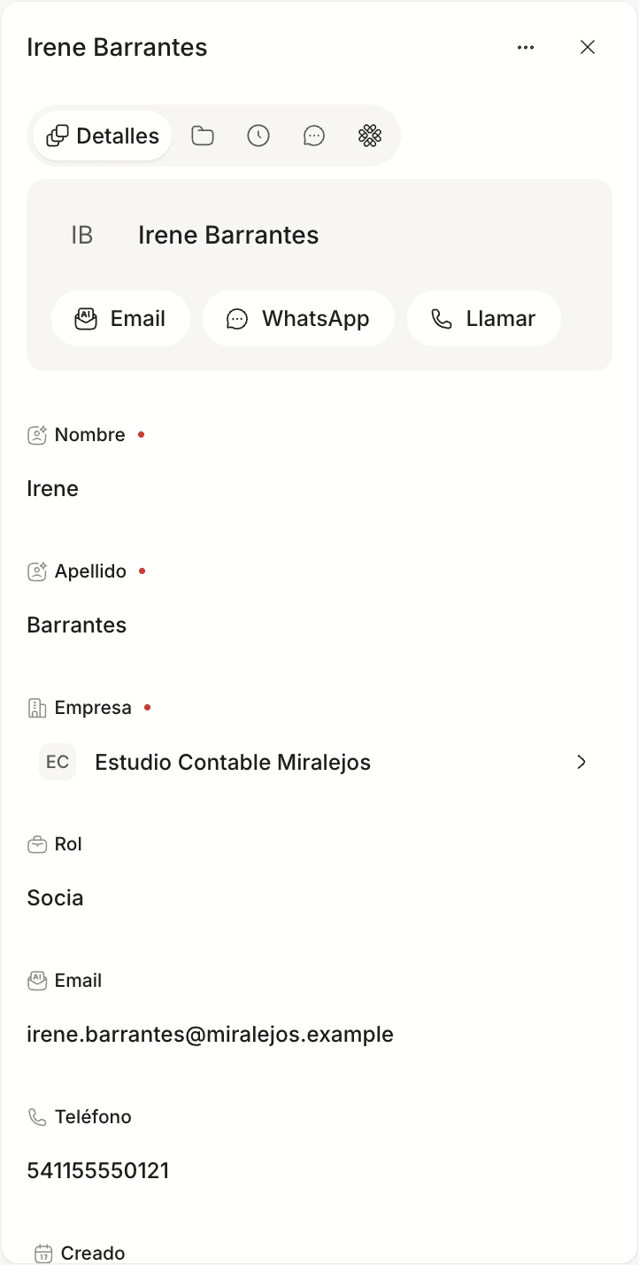 La ficha de un contacto, con los accesos a Email, WhatsApp y Llamar, y el campo Empresa como vínculo.