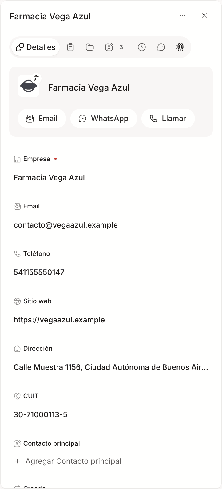 La ficha de una empresa en Detalles, con sus pestañas arriba, los botones Email, WhatsApp y Llamar, y sus campos.